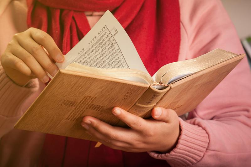 A woman reads the Chinese Bible.