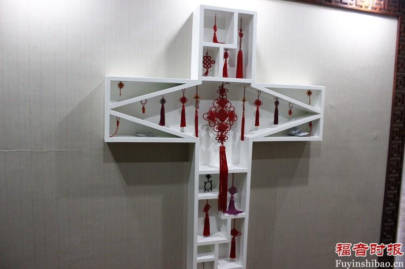 A cross with many Chinese knots 