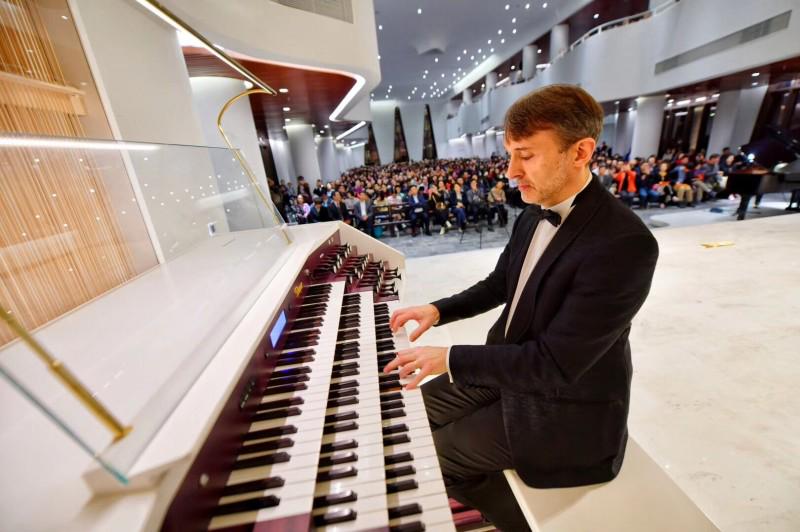 Prof. Olivier Latry played the organ in Huaxiang Church.