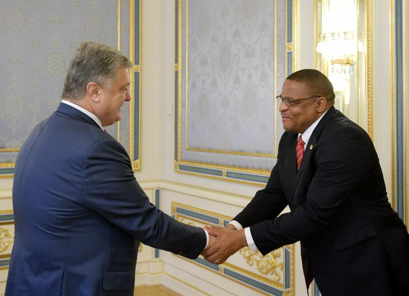 Ukraine President Poroshenko handshaked with the South African Paul Msiza, the BWA's President on Oct 4, 2018.