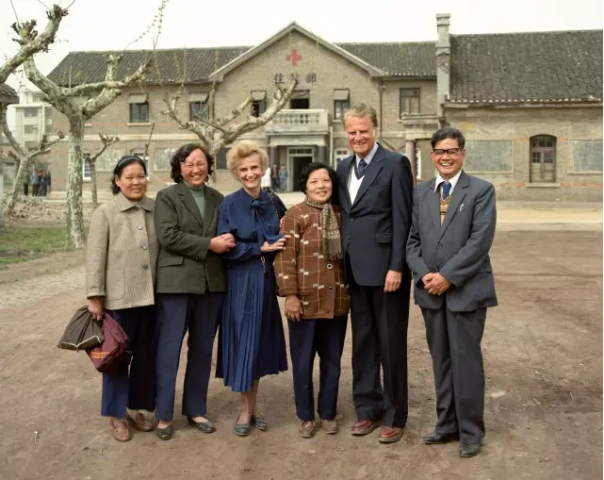 Billy Graham and Ruth Bell Graham visited Ruth's birth place in Huaiyin, Jiangsu, in April 1988.