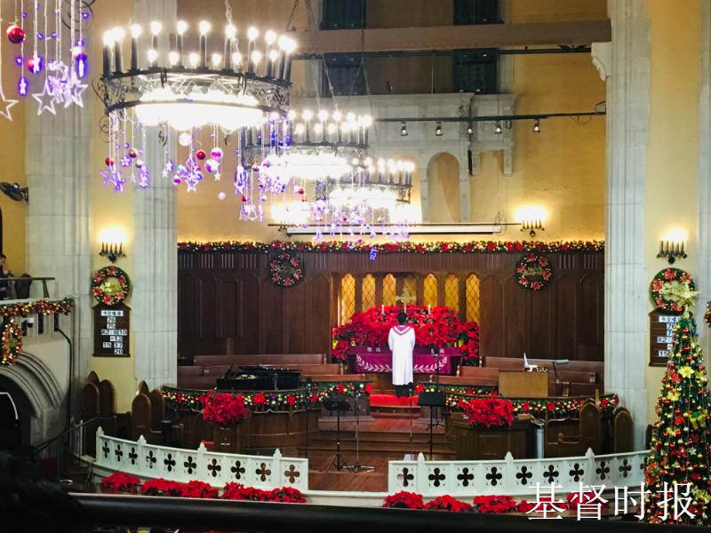 A clergy lighted candles.