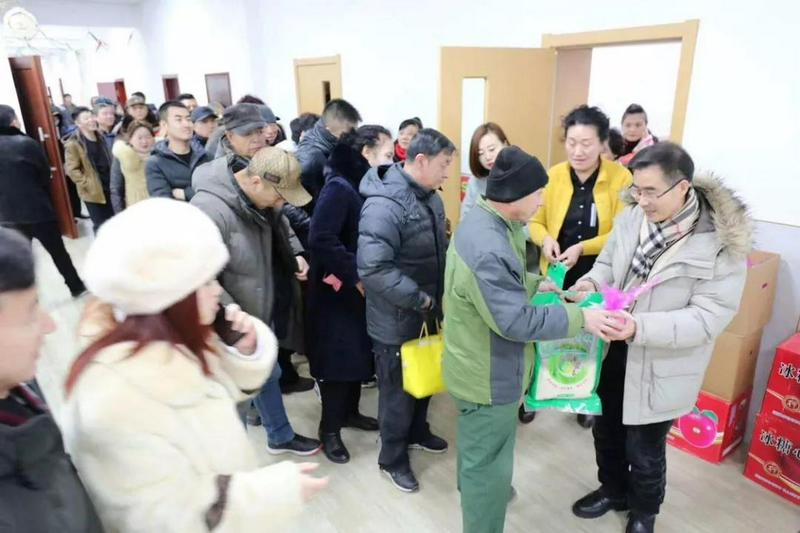 Enguang Church in Qiqihar, Heilongjiang, gave material to poor families and sanitation workers during Christmas.