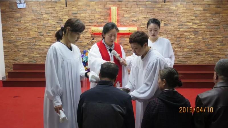 A pastor of Daowai Church baptized a seeker on April 10, 2019.