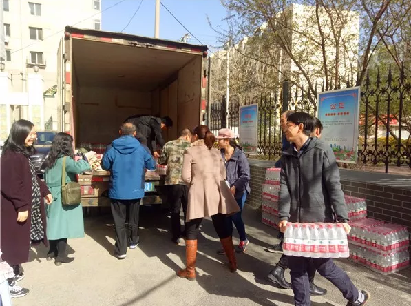 The staff of Shenyang CCC&TSPM carried supplies onto the truck.