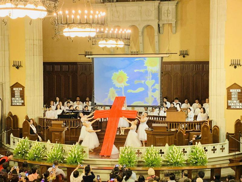 Young sisters showed Jesus' love and salvation through dances in Shanghai Moore Memorial Church on Easter.