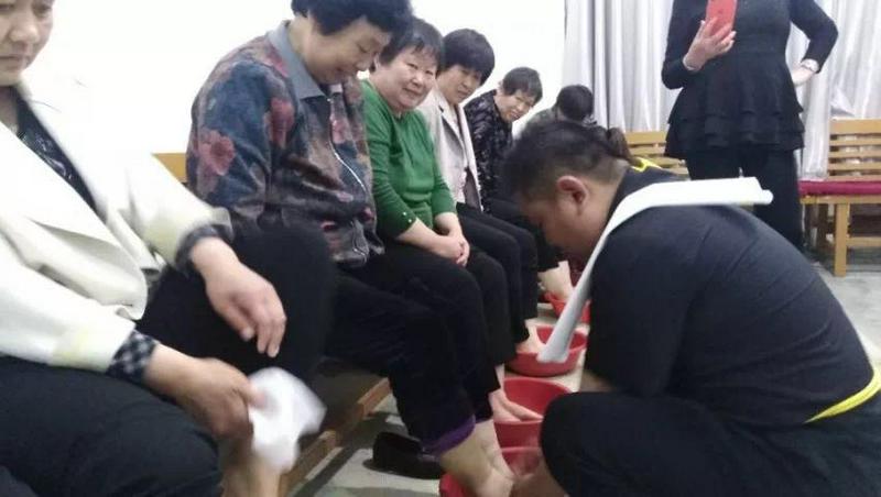 The staff of Shandong Yuncheng Church washed the feet of believers in the Maundy on Good Friday.