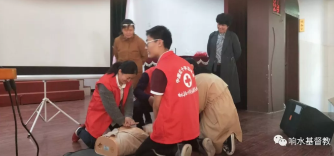 The volunteers of the Red Cross in Xiangshui County demonstrate CPR on May 3, 2019.