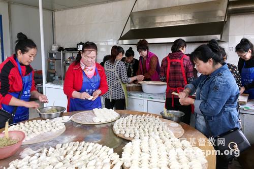 On May 1, 2019, the pastoral staff of Guangming Church made dumplings in Jinlongchun Nursing Home.