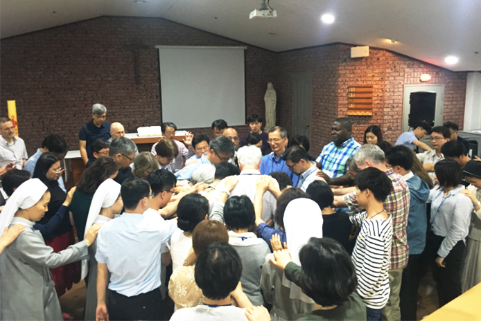 Participants at the sixth Annual Christian Forum for Reconciliation in Northeast Asia prayd together on May 31, 2019.