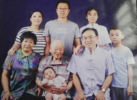 The photo of Elder Li (right in the first row)