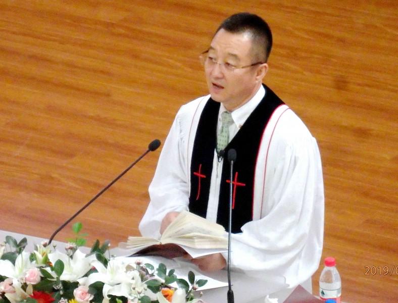 Rev. Zhao Yonggang preached a sermon on idolatry in Dalian Fengshou Church on Aug 18, 2019.
