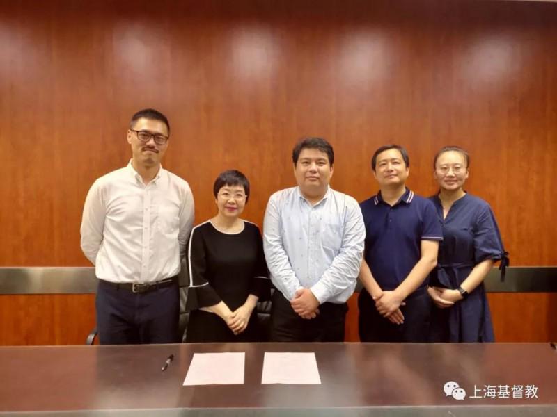 Group photo of the members of the Pudong New Area CC&TSPMm and a local volunteers association