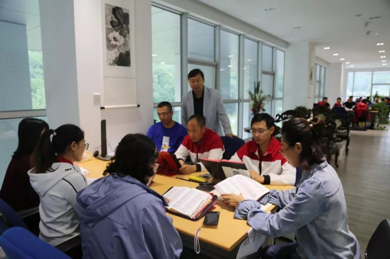 A Bible group of the students in Heilongjiang Theological Seminary read the Bible this month.