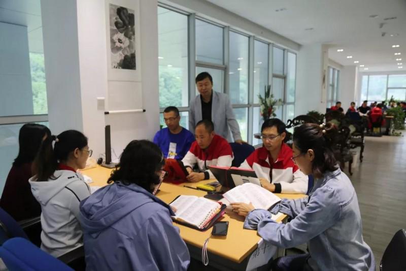 A Bible group of the students in Heilongjiang Theological Seminary read the Bible this month.