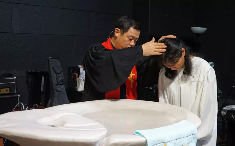 A pastor baptized a woman in Chengdu Guangyin Church on Aug 25, 2019.