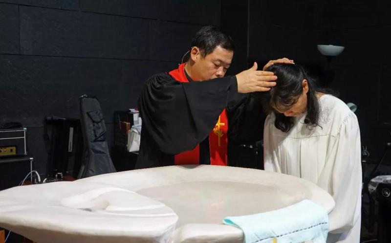 A pastor baptized a woman in Chengdu Guangyin Church on Aug 25, 2019.