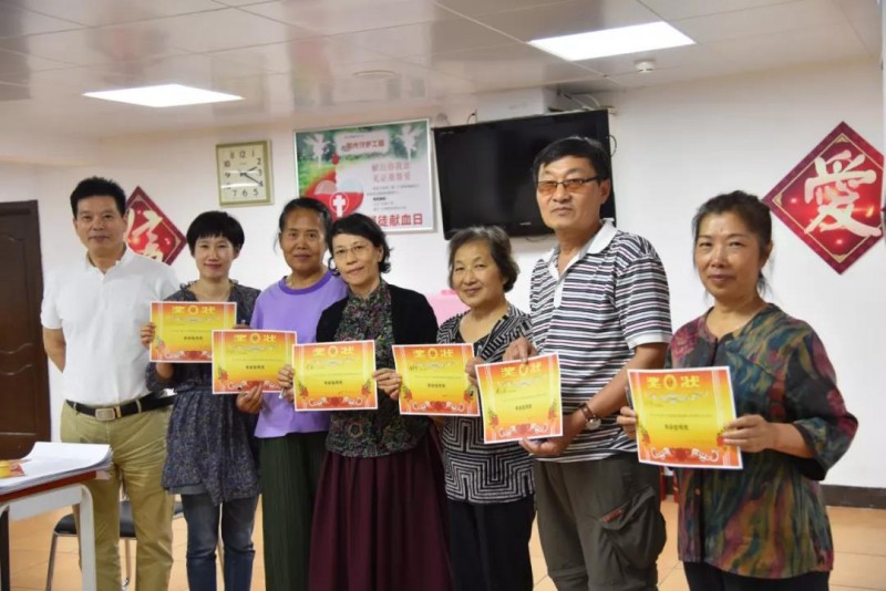 Some members of “Bible transcribing fellowship”of Beijing Chongwenmen Church receive prizes for their handwritten Bible scripts on Sept 1, 2019.