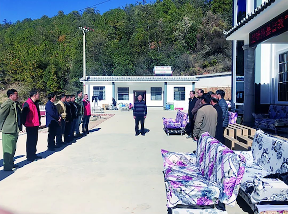 On Dec. 23, Chuxiong CC&TSPM donated supplies to poor families in the local Fawo Village, Wuding County.