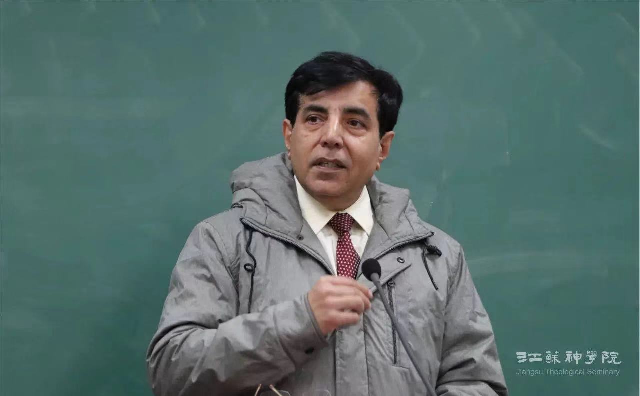 A member from Gideons International shared his testimony with the students of Jiangsu Theological Seminary on Jan. 6, 2020.