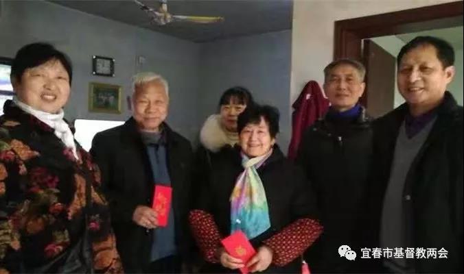 The team of Fengcheng Gospel Church visited the local poor believers before the Chinese New Year 2019.