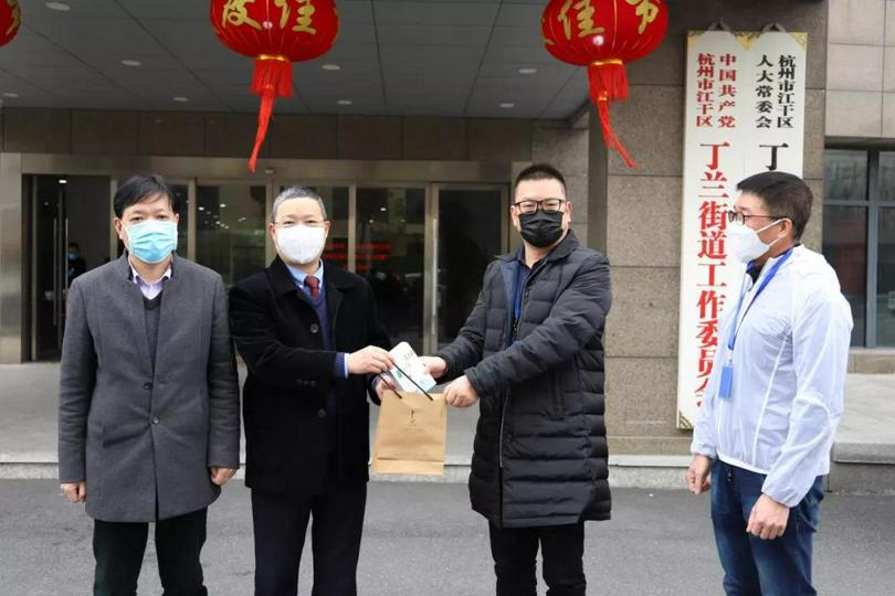 On Feb. 10, 2020, the two leaders of Hangzhou Chongyi Church donated three infrared thermometers to Dinglan Community.