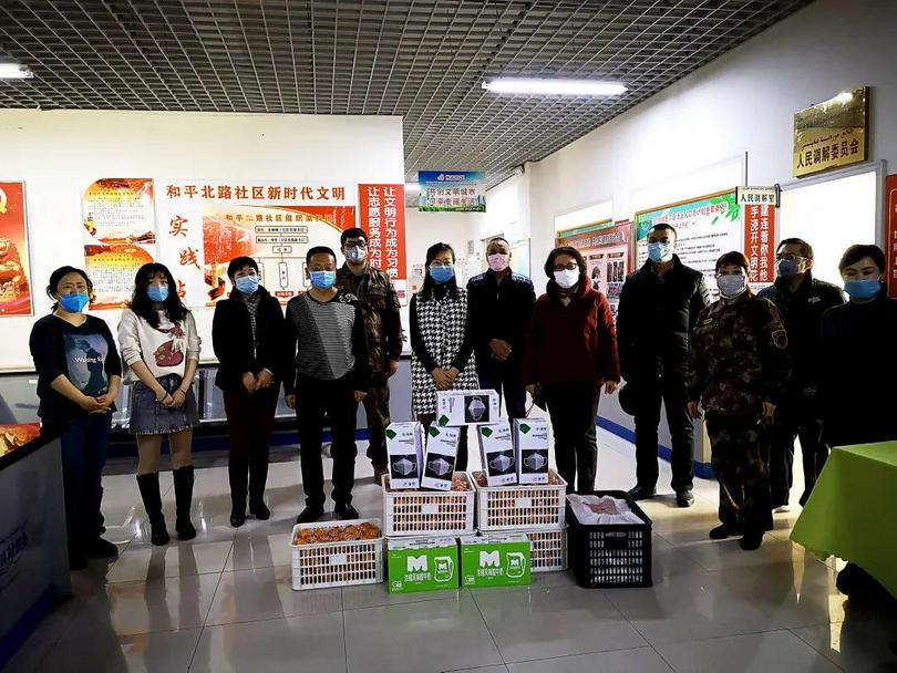 The staff of Urumqi Mingde Church gave food to a local community on March 12, 2020.