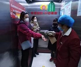 Sister Ma tested the temperature of the passengers in a hospital elevator in March 2020.