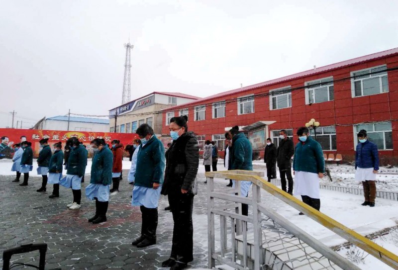 The staff of the Red Cross Nursing Home in Qitaihe, Heilongjiang mourned for the deceased people caused by the coronavirus outbreak on April 4, 2020.