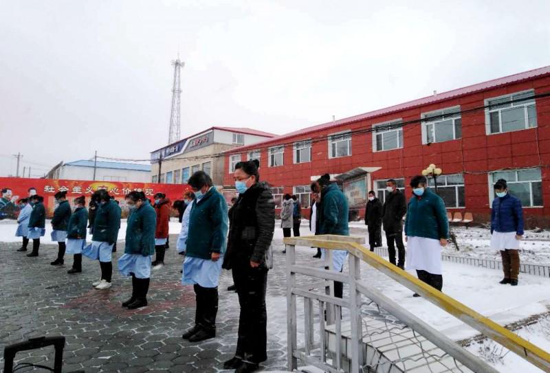 The staff of the Red Cross Nursing Home in Qitaihe, Heilongjiang mourned for the deceased people caused by the coronavirus outbreak on April 4, 2020.