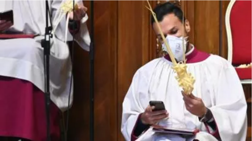 A priest wearing a facial mask joined a church service.
