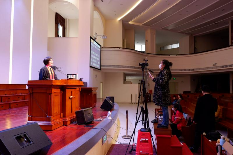 On the Easter of 2020, Pastor Huang Lihong preached the message on Paul's view of the resurrection while the staff gave live broadcast to the congregation. 