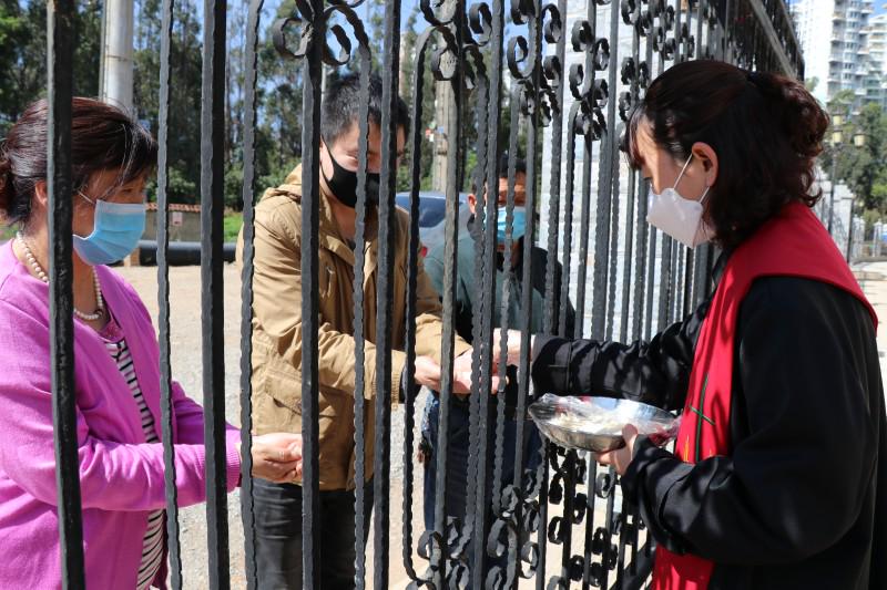 On April 12, 2020, Pastor Li Xiaoyan sent the communion bread to believers inside the door of Kunming Beichen Church in Yunnan.