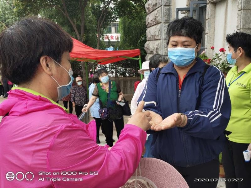 At 6 a.m. of July 5, 2020, Penglai Church resumed onsite Sunday service. Everyone in turn was disinfected by the hand sanitizer.