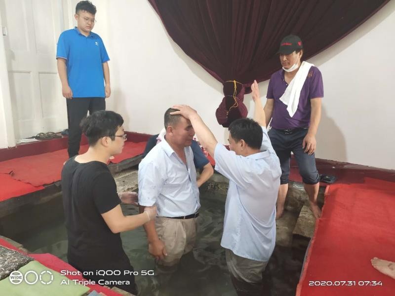 On July 31, 2020, Elder Li Yongqian of Shandong Penglai Church baptized a believer by sprinking water.