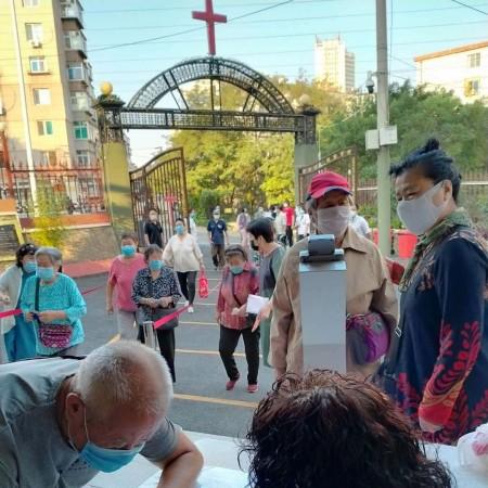 On August 23, 2020, the attendees registratered their personal information and took temperature before in the main entrance of Lvhua Jie Church in Anshan, Liaoning.