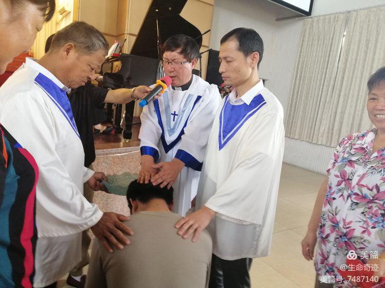 On August 29, 2020, Pastor Zhou Hongliang presided over the baptism servoce at the Gospel Church in Lin'an District, Hangzhou City, China’s coastal-eastern Zhejiang Province.