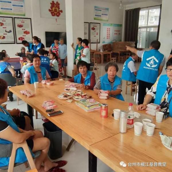 On August 29, 2020, the disabled in the home of the disabled in Fuying Street, Xianju County, Zhejiang Province got 100 moon cakes which were presented by Jiaojiang Church.