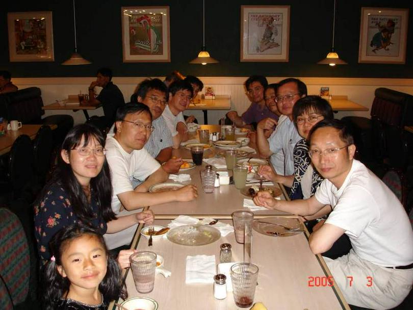 On July 3, 2005, Liu Ping met Lanlan (second on the left vertical row) and her daughter (first on the left) in Boston, the United States.