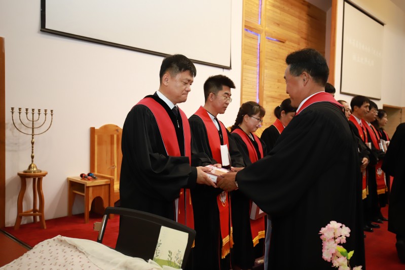 Nine people from Yanji City were ordained as pastors on September 25, including eight Ethnic Koreans, while Bibles were presented to them.