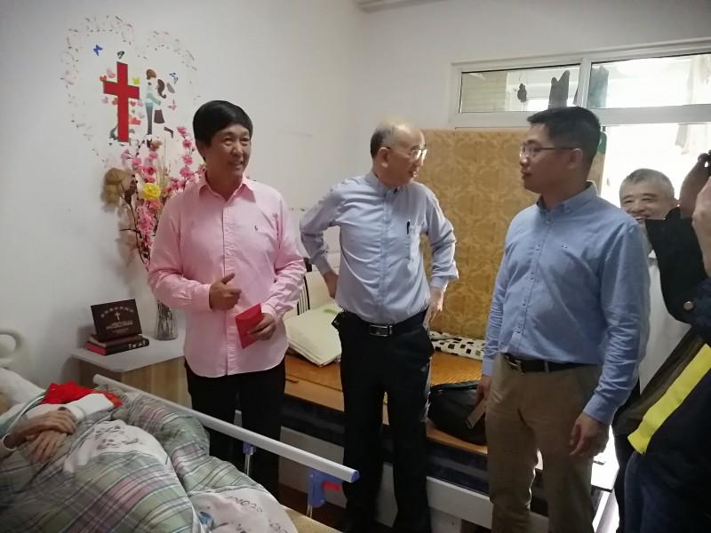 Rev. Chen Lifu, senior pastor of Fuzhou Flower Lane Church, led the staff of Fuzhou Huaxiang Church to visit a 105-year-old female believer in Fuzhou, Fujian, on October 16, 2020.