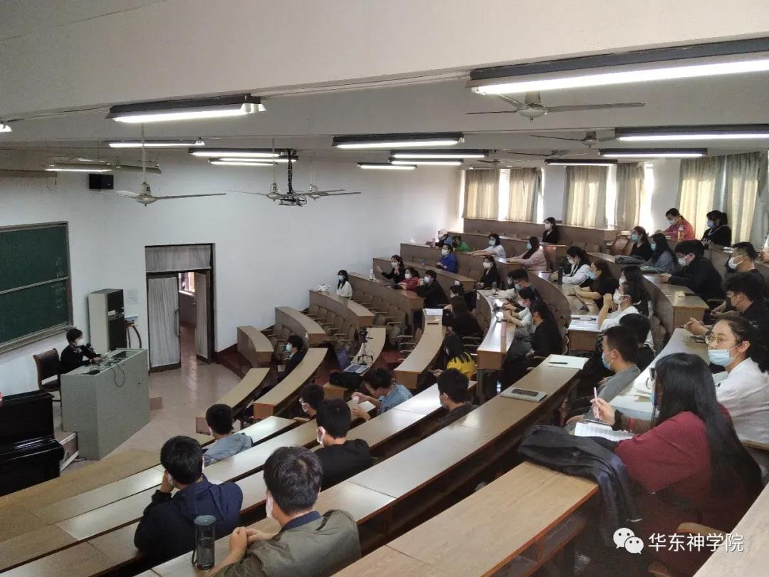 On November 18, 2020, Dr. Zhuang Yi from the clinic in the East China Theological College gave a lecture on infection prevention and control for COVID-19.