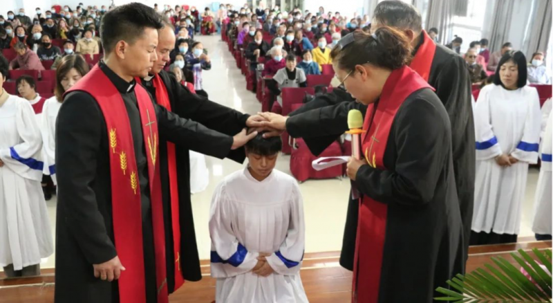 On November 22, 2020, the Century City Church in Kunming City, Yunnan Province ordained eight deacons.
