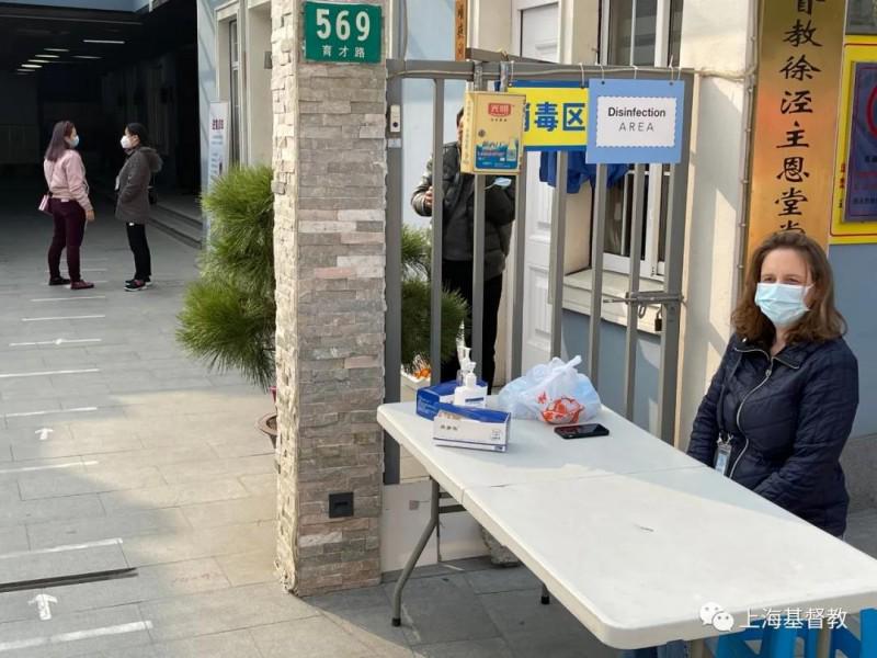 A foreign colleague was waiting outside the Grace Church in Shanghai to infect and take the temperature of the foreign believers before the English service was began on December 13, 2020.