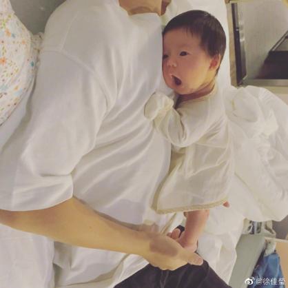 Christian singer Lala Hsu posted a photo of her son on China's Twitter Weibo, announcing that her son was one month old on January 6, 2021.