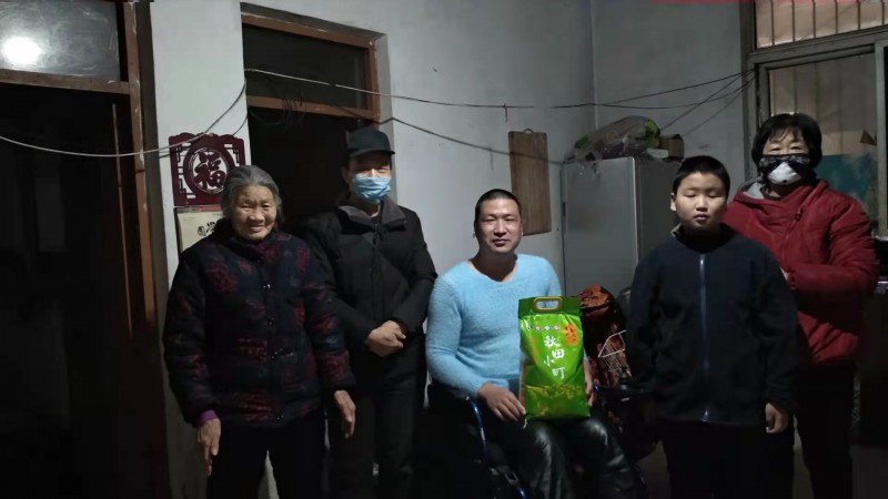 The disability fellowship of the Yaodu District Church in Shanxi Province sent food and money to one family with disabled in a wheelchair in early January 2021.