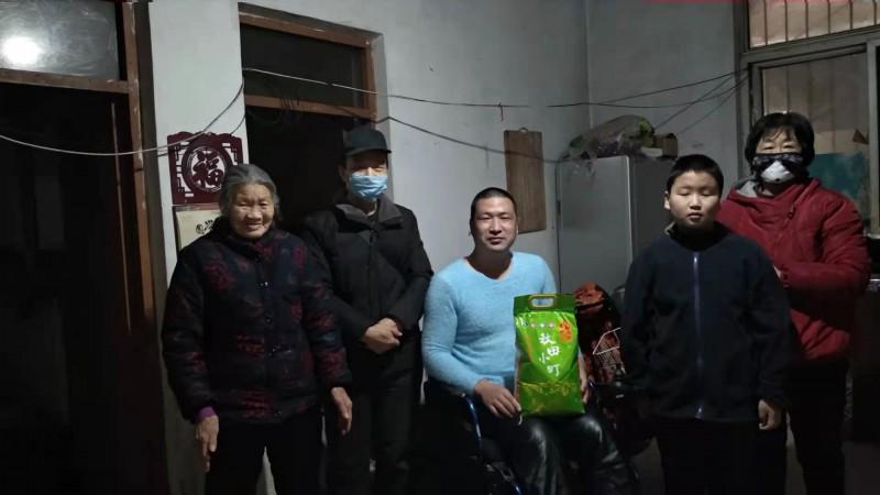 The disability fellowship of the Yaodu District Church in Shanxi Province sent food and money to one family with disabled in a wheelchair in early January 2021.