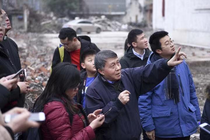 In Jiaxing, Zhejiang Province, Jiang Yuanlai(middle) introduced the history of the Notre Dame Hall to Christian artists and scholars at the ruins of the church from January 12 to 14, 2020.