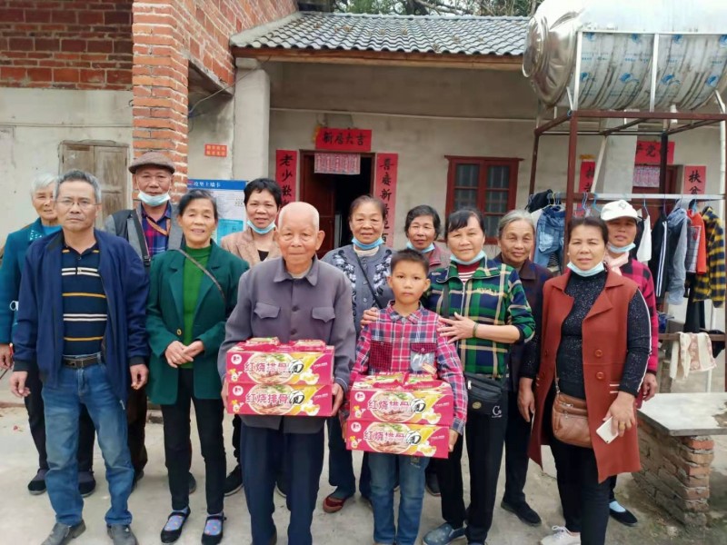 A poor elderly male believer and his grandson received gifts from the Changle Church in Hepu County, Guangxi Zhuang Autonomous Region before the 2021 Spring Festival that falls on Februray 12. 