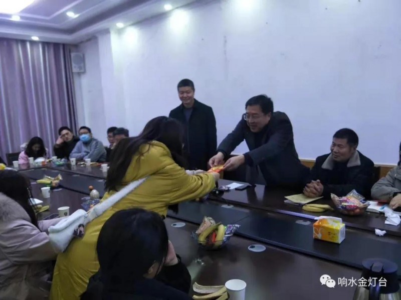 A student received financial assistant from the Xiangshui County TSPM in Yancheng City, Jiangsu Province on February 22, 2021.